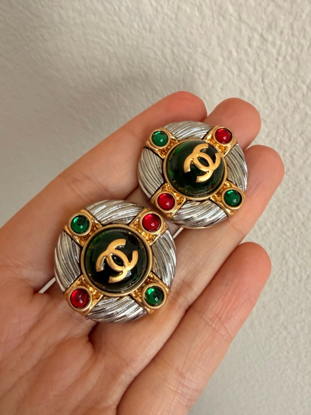 ❤️Vintage Chanel CC Multicolor Gripoix Earrings Gold & Silver Tone💚 - Picture 4 of 8